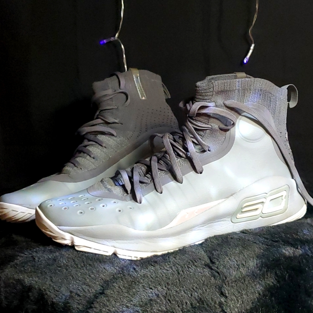 UA Curry 4 overcast grey and white size 9 men's